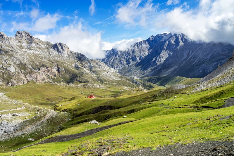 Fuente De в горах Picos de Европы, Кантабрии, Испании стоковое фото rf